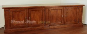 Credenza bassa da 250 cm con 4 ante in noce massiccio arte povera adatta come mobile Tv da salotto
